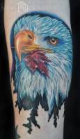 Tatuaje de un águila calva con una hoja en el pico