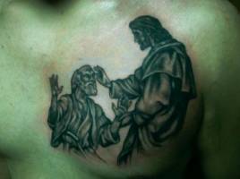 Tatuaje en el brazo de cristo crucificado con un paisaje - Tatuajes de