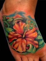 Tatuaje de una flor en el pie