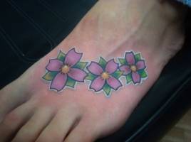Tatuaje de 3 flores en el pie
