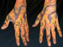 Tatuaje de una funda futurista en mano y dedos