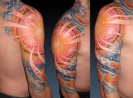 Tatuaje de una medusa nadando por el mar