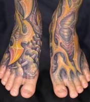 Tatuaje de un pie con la piel de alien