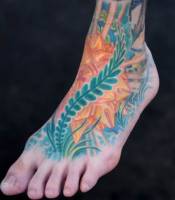 Tatuaje de flores y plantas en el pie con un toque futurista