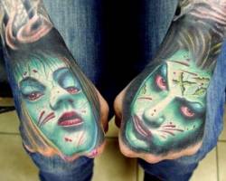 Tatuajes de caras de zombie en el puño