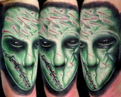 Tatuaje de una cara monstruosa con cicatrices