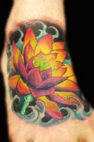 Tatuaje de una flor de loto entre aguas