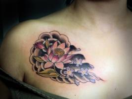 Tatuaje de una flor de loto con pequeñas flores en una nube