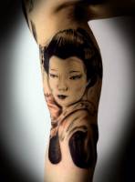 Tatuaje de la cabeza de una geisha en la parte interior del brazo