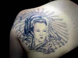 Tatuaje de una geisha bajo una sombrilla