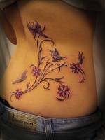 Tatuaje de unas flores con mariposas. Tatuaje para mujeres