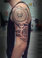 Tatuaje maorí en el brazo