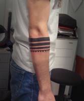 Tatuaje de un brazalete en el antebrazo