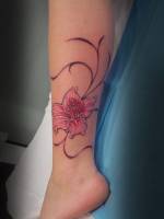 Tatuaje de una planta de tallo fino con una flor