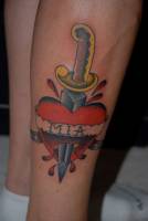 Tatuaje de un corazón atravesado por un puñal