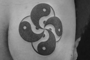 Tatuaje de un simbolo celta formado por yin-yangs