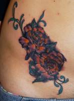 Tatuaje de dos rosas en la cadera