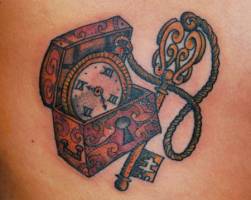 Tatuaje de un reloj guardado en un cofre