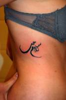 Tatuaje de unas letras árabes en el costado