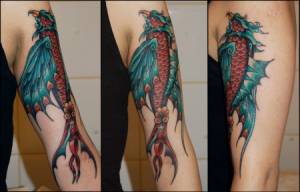 Tatuaje de una carpa medio ave fénix