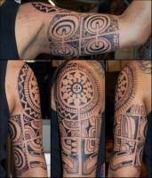 Tatuaje maorí rodeando el brazo