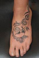 Tatuajes de unas plantas en el pie