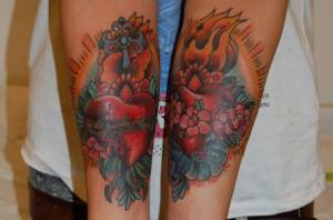 Tatuaje de un corazón envuelto en flores