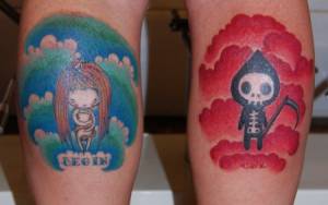 Tatuaje de dos muñequitos representando Eva y la muerte
