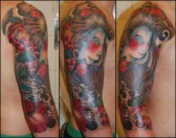 Tatuaje de una geisha abanicándose e