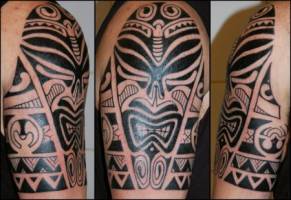 Tatuaje de una máscara maorí en el brazo