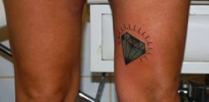 Tatuaje de un diamante en la pierna