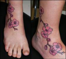 Tatuaje de una flor en el tovillo