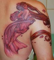 Tatuaje de un hada en la espalda