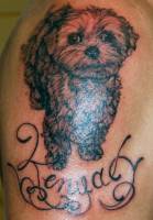 Tatuaje de un perrito y su nombre