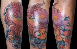 Tatuaje de una carpa rodeando un loto