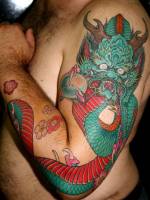 Tatuaje de un dragón en el brazo