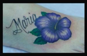 Tatuaje de una flor con un nombre