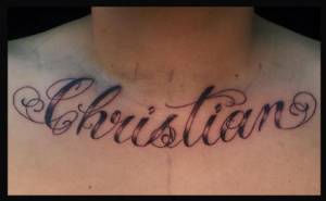 Tatuaje de un nombre debajo del cuello