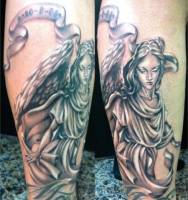 Tatuaje de un ángel en la pierna