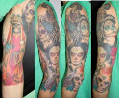 Tatuaje de calaveras en el brazo, calaveras mexicanas, calaveras de azúcar y una virgen calavera