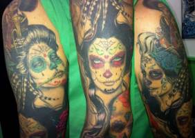 Tatuaje de calaveras mexicanas en el brazo