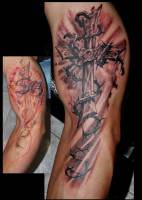 Tattoo de una cruz rodeada de espino