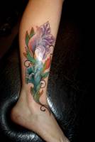 Tatuaje de dos grandes flores en la pierna