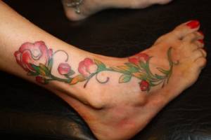Tatuaje de flores en el pie