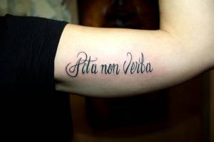 Tatuaje de la frase Acta non Verba