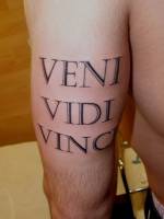Tatuaje de la frase Veni, Vidi, Vinci