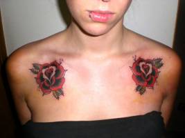 Tatuaje de dos rosas encima del pecho