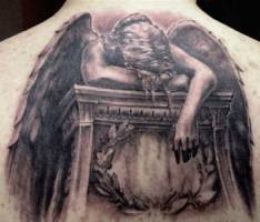 Tatuaje de un angel llorando