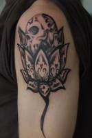 Tatuaje de una flor por donde asoma una calavera