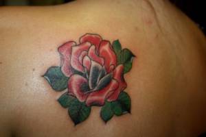 Tattoo de una rosa en la espalda